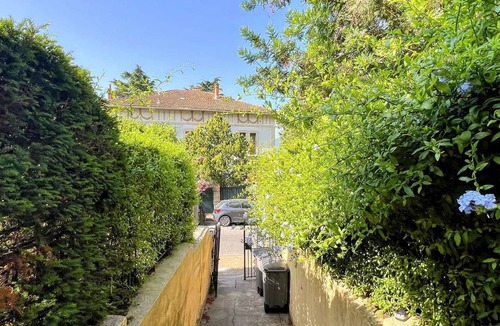 Hyeres City Centre Apartment | Superb air-conditioned 2-bedroom apartment in the center of Hyères