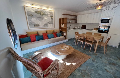 Porquerolles Apartment | Superb, charming, refurbished waterfront apartment overlooking the port