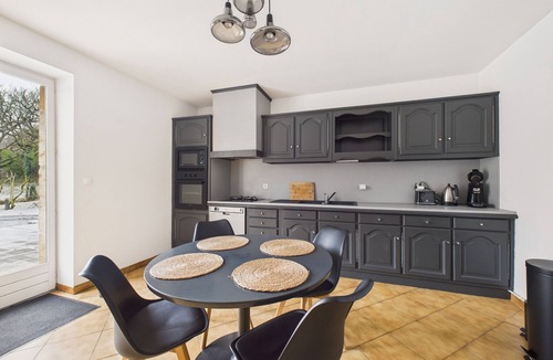 Montignac House | Swimming pool and jacuzzi – 4 adults, 4 children