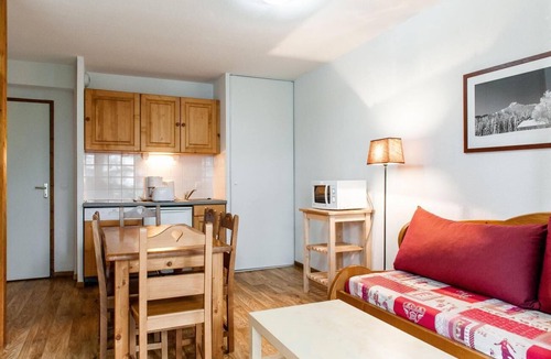 Besse-et-Saint-Anastaise Apartment | Swimming pool, balcony, parking, tv, ski locker, 45m², Super Besse