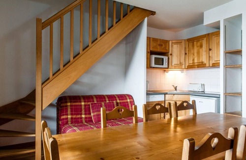 Besse-et-Saint-Anastaise Apartment | Swimming pool, balcony, parking, tv, ski locker, 45m², Super Besse