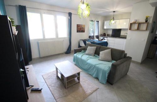 Bourg-les-Valence Apartment | T2 moderne, Parking, Proche Valence & Autoroute