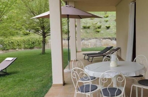 Monforte d'Alba Apartment | The Seven Ways - Maple Apartment with Jacuzzi and Large Porch