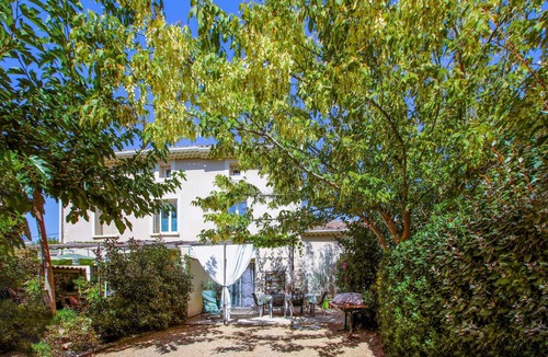 Velleron House | This charming and characterful farmhouse is ideal for your relaxing vacation.