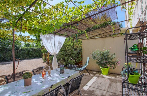 Velleron House | This charming and characterful farmhouse is ideal for your relaxing vacation.