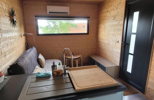 Le Montat Ski Chalet | TINY 2-Bedroom Chalet Near CAHORS with a Terrace and Garden