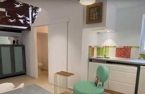 Dun-le-Palestel Apartment | Tiny Loft with Garden View & Free Parking