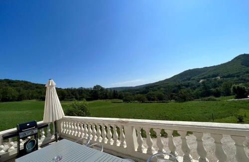 Saint-Gery House | Trois gîtes ensemble dans le même immeuble devant la piscine avec terrasses offrant une vue magnifique, dont une couverte au niveau de la piscine et vue sur la vallée à l'étage