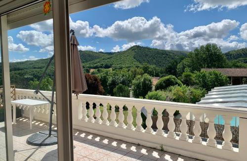 Saint-Gery House | Trois gîtes ensemble dans le même immeuble devant la piscine avec terrasses offrant une vue magnifique, dont une couverte au niveau de la piscine et vue sur la vallée à l'étage