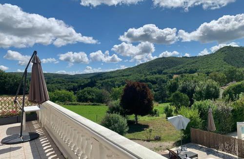 Saint-Gery House | Trois gîtes ensemble dans le même immeuble devant la piscine avec terrasses offrant une vue magnifique, dont une couverte au niveau de la piscine et vue sur la vallée à l'étage