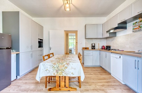 Allemans Apartment | Two Bedrooms with Fully Equipped Kitchen and Verandas