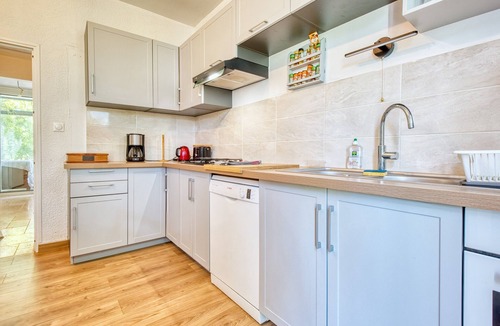Allemans Apartment | Two Bedrooms with Fully Equipped Kitchen and Verandas
