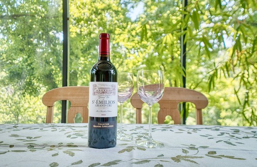 Allemans Apartment | Two Bedrooms with Fully Equipped Kitchen and Verandas