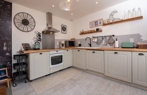 Quiberon House | Ty Eole Comfortable Holiday Home 10p with Private Terrace, Garden & Wi-Fi