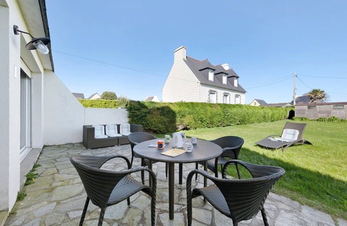 Plouneour-Trez House | Ty Madeleine House – 3 Minutes’ Walk from the Sea, Perfect for Families