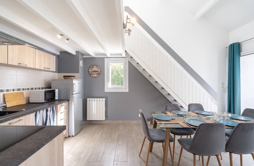 Combrit Apartment | Ty Treustel - Two Bedroom Apartment, Sleeps 6