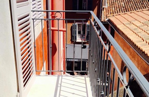 Sanary-sur-Mer Apartment | Un balcon dans les rues piétonnes