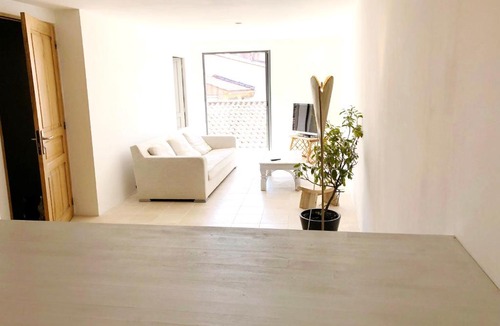 Sanary-sur-Mer Apartment | Un balcon dans les rues piétonnes