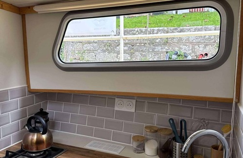 Saint-Nicolas des Eaux Boat Rental | Unusual stay on the Blavet: cosy dockside boat for 2-5 people.