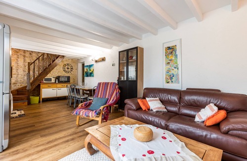 Lesparre-Medoc House | Vacation Home "Gite Senguinous 1" with Shared Pool, Private Terrace & Wi-Fi