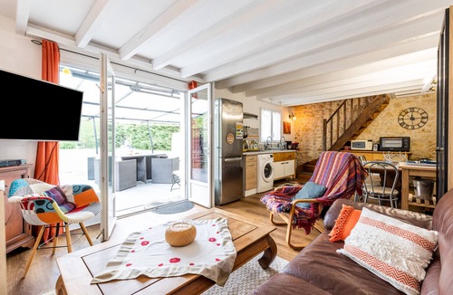 Lesparre-Medoc House | Vacation Home "Gite Senguinous 1" with Shared Pool, Private Terrace & Wi-Fi