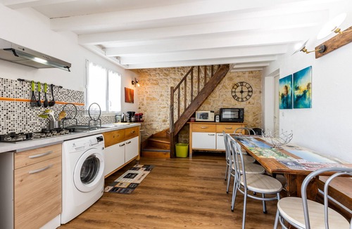 Lesparre-Medoc House | Vacation Home "Gite Senguinous 1" with Shared Pool, Private Terrace & Wi-Fi