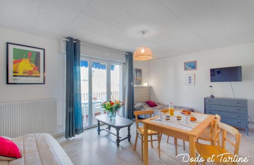 Hyeres City Centre Apartment | Vast studio downtown with balcony - Dodo et Tartine
