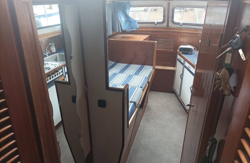 Redon Boat Rental | Vedette hollandaise 9m a quai a l'entrée de Redon