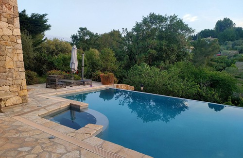 Le Rouret Apartment | Very nice ground floor apartment in villa, Picsine, jaccuzi full kitchen