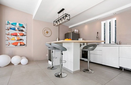 Grimaud Villa | Villa 'Artemis' with Sea View, Wi-Fi, and Air Conditioning in Grimaud