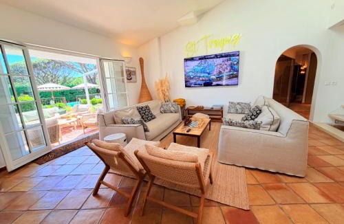 Gassin Villa | Villa climatisée, Golfe Saint Tropez, 12 pers, 4 suites, Piscine chauffée, Hammam, Spa, Billard, Pétanque, Wifi professionnel haut débit