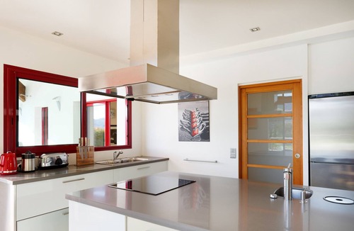 Urrugne House | Villa D'architecte d'Urrugne with Mountina View, Private Pool & Wi-Fi