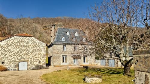 Velzic House | Villa de 150m2, 4 ch, 4 SDB, Wifi, Patio, Vallée de la Jordanne