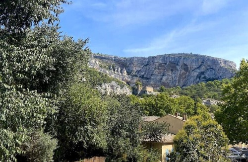 Fontaine-de-Vaucluse House | Villa les Volets Bleus, an authentic house in the city center.