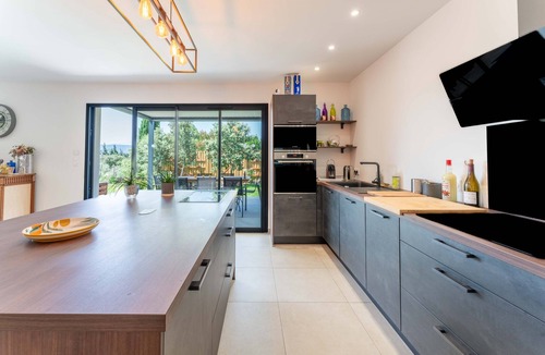 Cabrieres-d'Avignon Villa | Villa 'Mas Mayflower' with Mountain View, Wi-Fi, and Air Conditioning