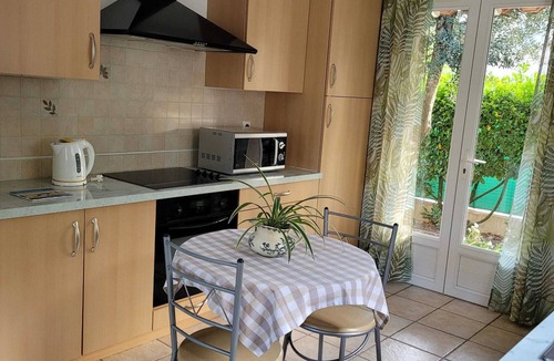 Graveson Villa | Villa meublée de Tourisme * for 2 pers. Quiet area with trees, Parking.