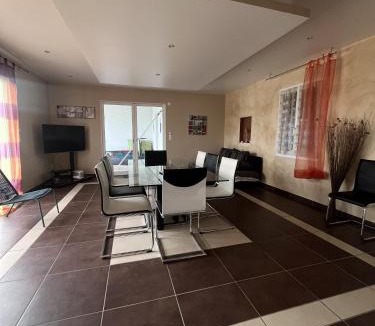 L'Echardiere Villa | Villa Oyala avec piscine, spacieuse et de qualite