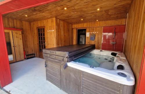 Ranton Villa | Villa spacieuse avec piscine privée à Ranton - 330 m²