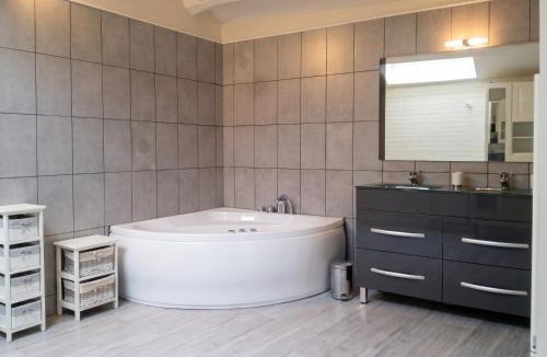 Ranton Villa | Villa spacieuse avec piscine privée à Ranton - 330 m²