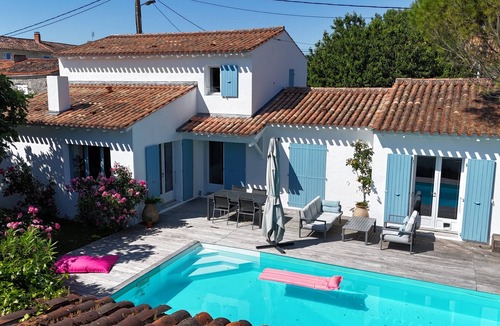 Dompierre-sur-Mer Villa | Villa with heated pool and wooded garden