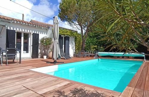 Dompierre-sur-Mer Villa | Villa with heated pool and wooded garden