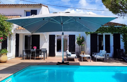 Dompierre-sur-Mer Villa | Villa with heated pool and wooded garden