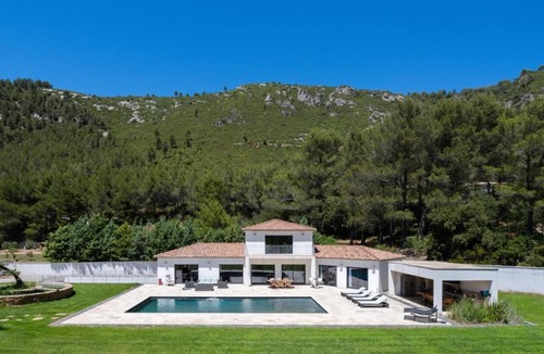 Cuges-les-Pins Villa | Villa with heated swimming pool, spa, gym and cinema