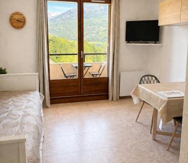 Embrun Apartment | Vue montagne exceptionnelle T2 Cosy avec Balcon proche du lac