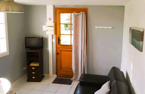 Saint-Pol-sur-Ternoise House | Well-Decorated and Ideally Located Rosemont Gîte
