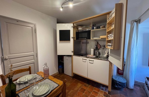 Rognes Apartment | West Studio – Vineyard Room Château Barbebelle