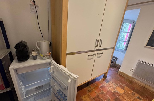 Rognes Apartment | West Studio – Vineyard Room Château Barbebelle