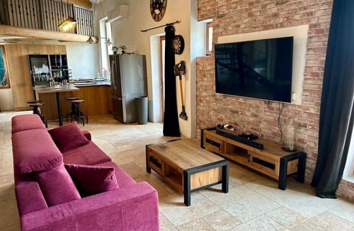 Lurs Apartment | West Wing Loft-style flat with private balcony