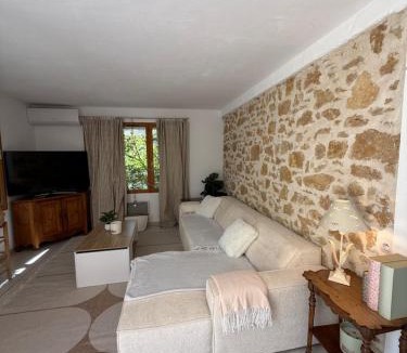 Malaucene Apartment | White Ventoux-central-parking gratuit-securise-terrasse & jardin
