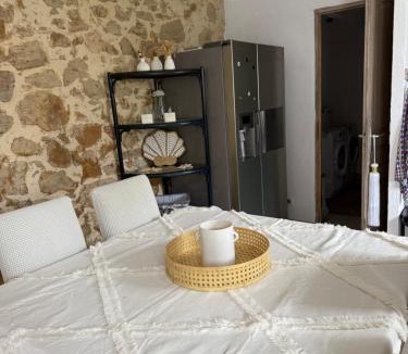 Malaucene Apartment | White Ventoux-central-parking gratuit-securise-terrasse & jardin